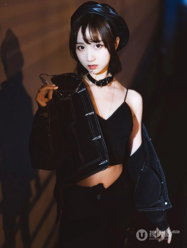 午夜街头气质酷飒精选网红少女短款装肩带衣短裙柔美街拍写真套图
