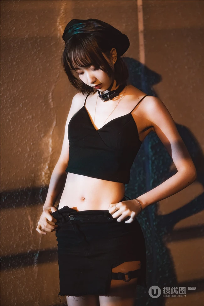 午夜街头气质酷飒精选网红少女短款装肩带衣短裙柔美街拍写真套图