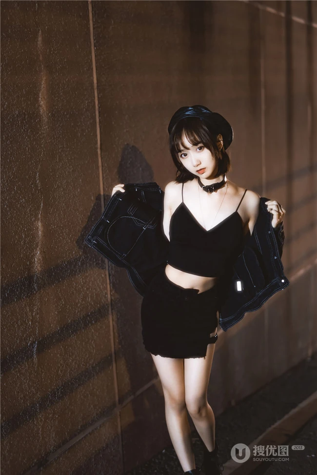 午夜街头气质酷飒精选网红少女短款装肩带衣短裙柔美街拍写真套图