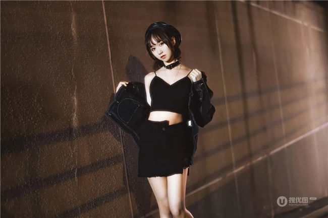 午夜街头气质酷飒精选网红少女短款装肩带衣短裙柔美街拍写真套图