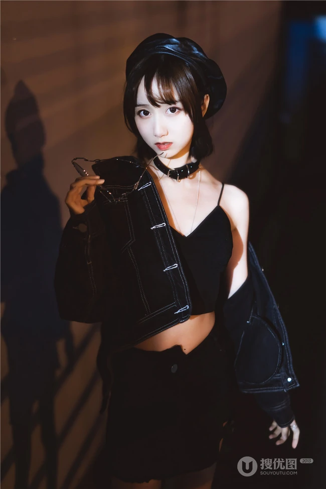 午夜街头气质酷飒精选网红少女短款装肩带衣短裙柔美街拍写真套图