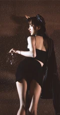 午夜街头气质酷飒精选网红少女短款装肩带衣短裙柔美街拍写真套图