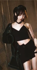 午夜街头气质酷飒精选网红少女短款装肩带衣短裙柔美街拍写真套图