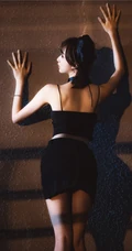 午夜街头气质酷飒精选网红少女短款装肩带衣短裙柔美街拍写真套图