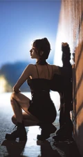 午夜街头气质酷飒精选网红少女短款装肩带衣短裙柔美街拍写真套图