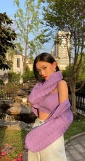 林允元气十足紫色毛衣牛仔裤穿搭户外青草地俏皮写真美照
