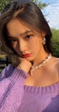 林允元气十足紫色毛衣牛仔裤穿搭户外青草地俏皮写真美照