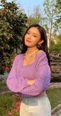 林允元气十足紫色毛衣牛仔裤穿搭户外青草地俏皮写真美照