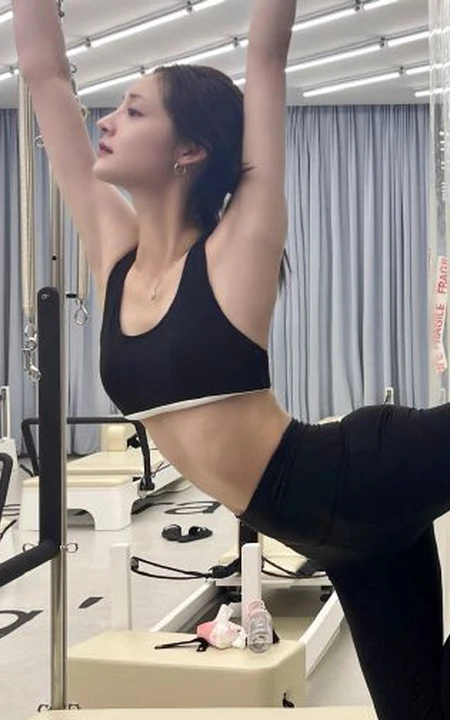 周洁琼紧身运动穿搭居家健身，以及微博生活照，自拍图片集