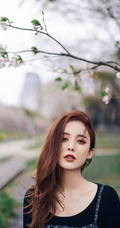 娜扎肩带小碎花裙穿搭现身樱花树下清新自然写真美照