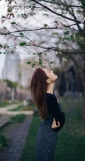 娜扎肩带小碎花裙穿搭现身樱花树下清新自然写真美照