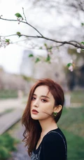 娜扎肩带小碎花裙穿搭现身樱花树下清新自然写真美照