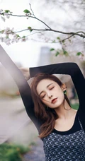 娜扎肩带小碎花裙穿搭现身樱花树下清新自然写真美照