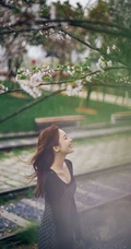娜扎肩带小碎花裙穿搭现身樱花树下清新自然写真美照