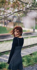 娜扎肩带小碎花裙穿搭现身樱花树下清新自然写真美照