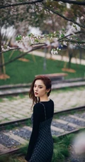 娜扎肩带小碎花裙穿搭现身樱花树下清新自然写真美照
