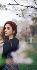 娜扎肩带小碎花裙穿搭现身樱花树下清新自然写真美照