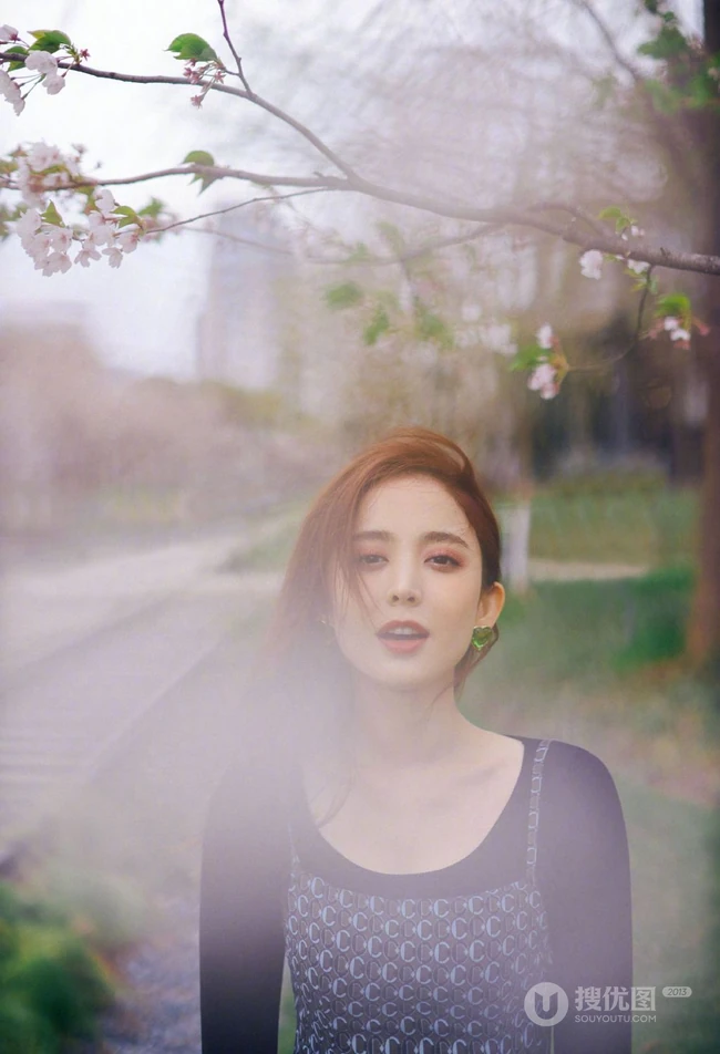 娜扎肩带小碎花裙穿搭现身樱花树下清新自然写真美照