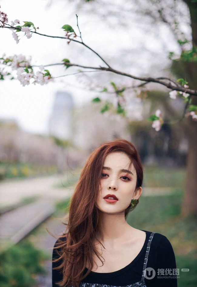 娜扎肩带小碎花裙穿搭现身樱花树下清新自然写真美照