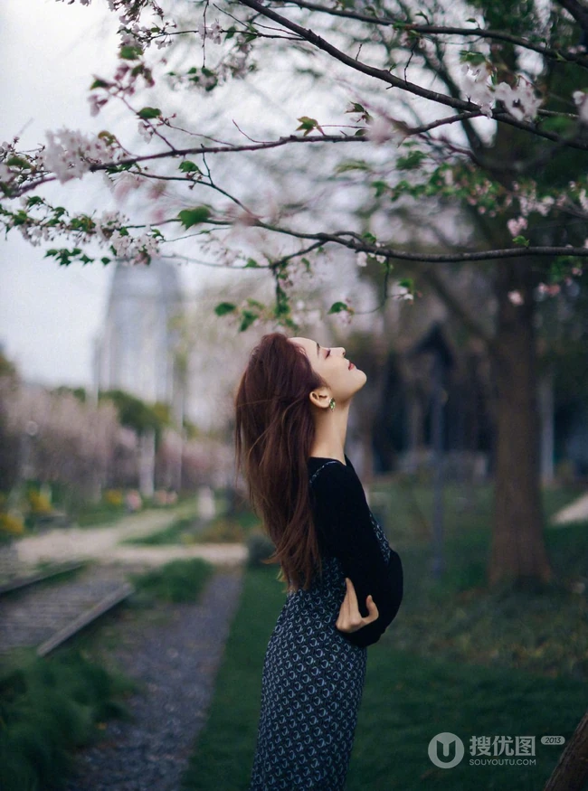 娜扎肩带小碎花裙穿搭现身樱花树下清新自然写真美照