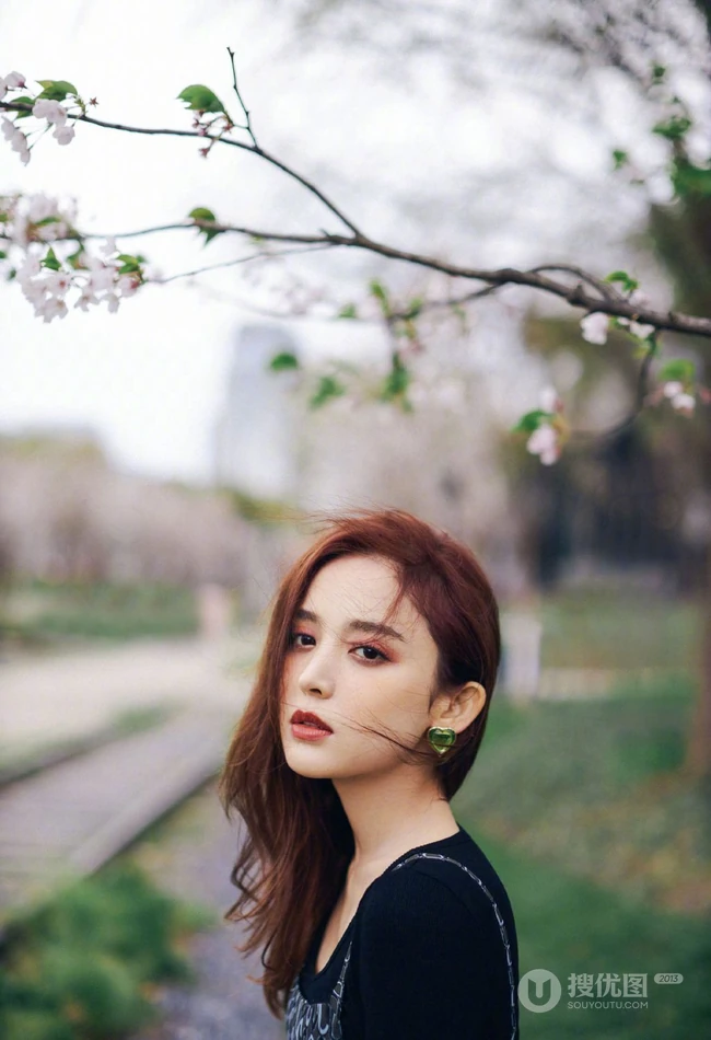 娜扎肩带小碎花裙穿搭现身樱花树下清新自然写真美照