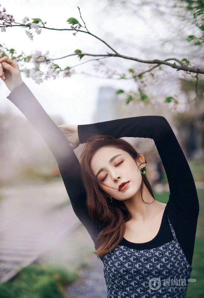 娜扎肩带小碎花裙穿搭现身樱花树下清新自然写真美照