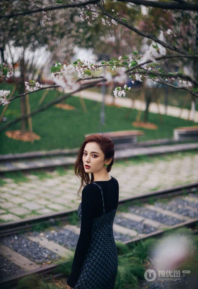 娜扎肩带小碎花裙穿搭现身樱花树下清新自然写真美照
