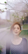 娜扎肩带小碎花裙穿搭现身樱花树下清新自然写真美照
