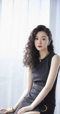 宋轶羊毛卷复古发型搭配黑色开叉长裙个性摩登春日写真美照