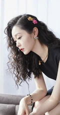 宋轶羊毛卷复古发型搭配黑色开叉长裙个性摩登春日写真美照