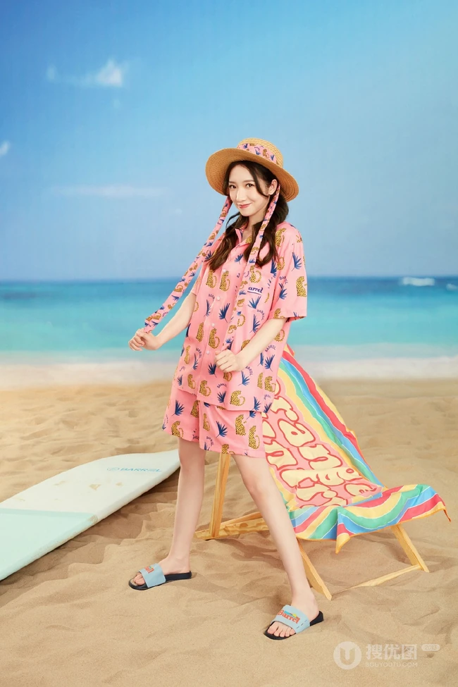 孟美岐运动装系列海边浪漫灵动广告写真大片