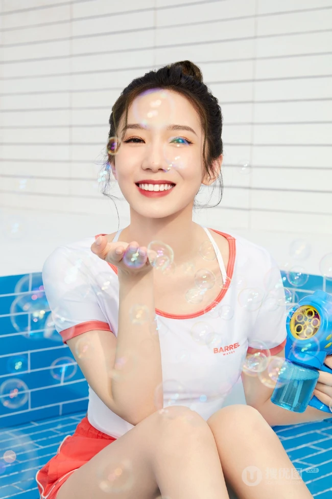 孟美岐运动装系列海边浪漫灵动广告写真大片