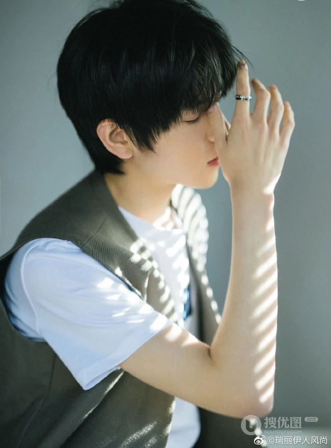 河北籍帅气美少男胡春杨暖色系室内高清写真照片