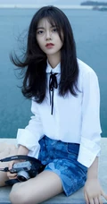 赵今麦海边写真，白衬衣搭配蓝色短裤，尽显清新自然少女气质