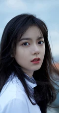 赵今麦海边写真，白衬衣搭配蓝色短裤，尽显清新自然少女气质
