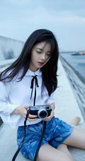 赵今麦海边写真，白衬衣搭配蓝色短裤，尽显清新自然少女气质