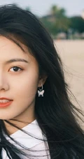 赵今麦海边写真，白衬衣搭配蓝色短裤，尽显清新自然少女气质
