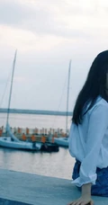 赵今麦海边写真，白衬衣搭配蓝色短裤，尽显清新自然少女气质