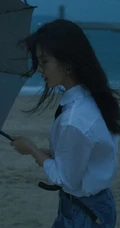 赵今麦海边写真，白衬衣搭配蓝色短裤，尽显清新自然少女气质
