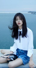 赵今麦海边写真，白衬衣搭配蓝色短裤，尽显清新自然少女气质