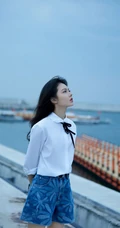 赵今麦海边写真，白衬衣搭配蓝色短裤，尽显清新自然少女气质