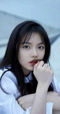 赵今麦海边写真，白衬衣搭配蓝色短裤，尽显清新自然少女气质