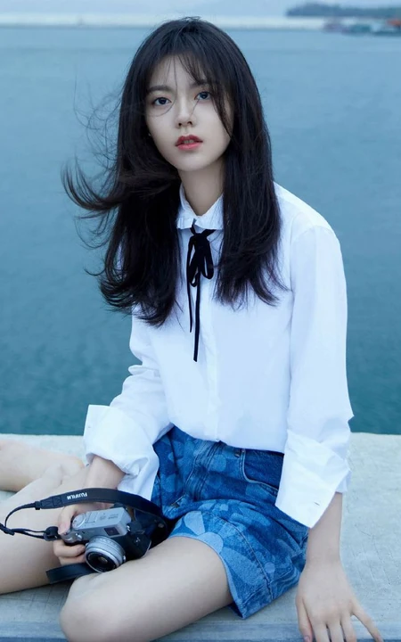 赵今麦海边写真，白衬衣搭配蓝色短裤，尽显清新自然少女气质