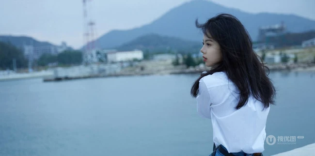 赵今麦海边写真，白衬衣搭配蓝色短裤，尽显清新自然少女气质