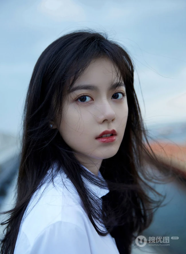 赵今麦海边写真，白衬衣搭配蓝色短裤，尽显清新自然少女气质