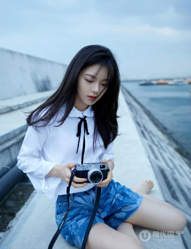 赵今麦海边写真，白衬衣搭配蓝色短裤，尽显清新自然少女气质