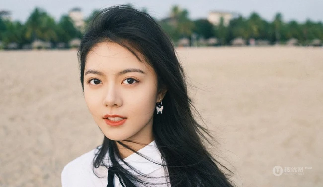 赵今麦海边写真，白衬衣搭配蓝色短裤，尽显清新自然少女气质