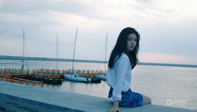 赵今麦海边写真，白衬衣搭配蓝色短裤，尽显清新自然少女气质