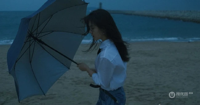 赵今麦海边写真，白衬衣搭配蓝色短裤，尽显清新自然少女气质