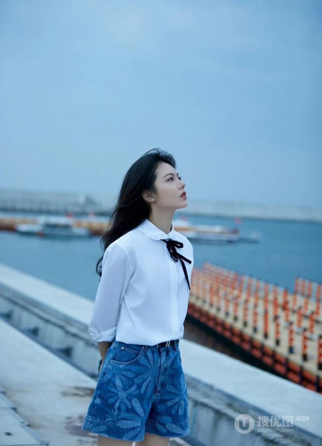 赵今麦海边写真，白衬衣搭配蓝色短裤，尽显清新自然少女气质